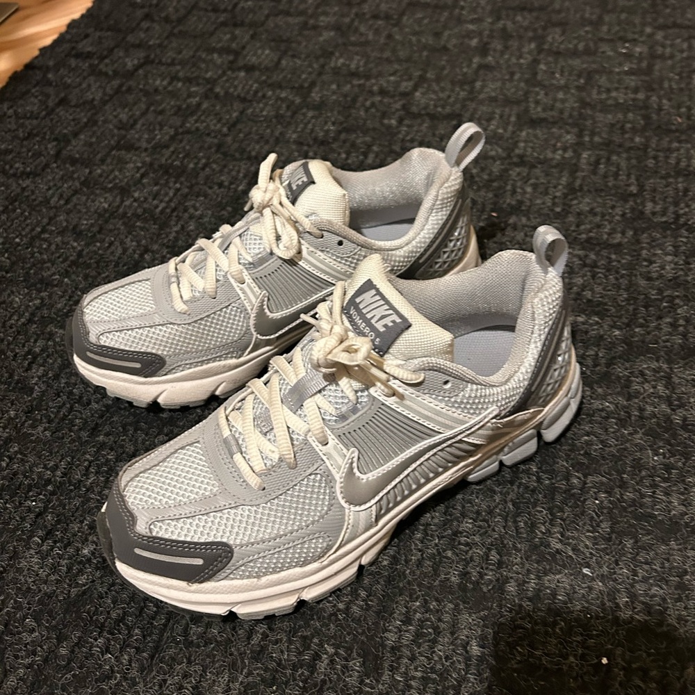 Nike Vomero 5 Gray and White Sneakers
